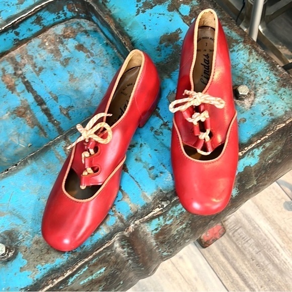 ♥️HP♥️🎉VTG Linda’s in Red, Incredible Condition, Original Laces, 7 - Picture 7 of 7